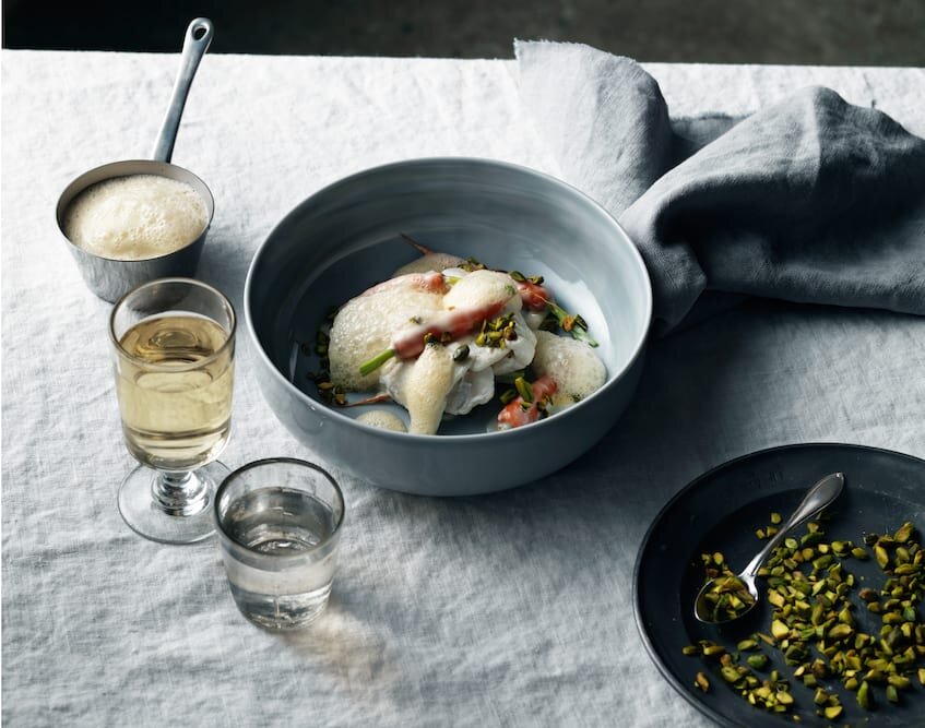 Inkokt skrei med muskotstuvade morötter och smörad apelsinsås