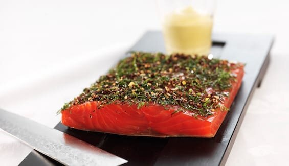 Gravad norsk fjordörret med honung och akvavit