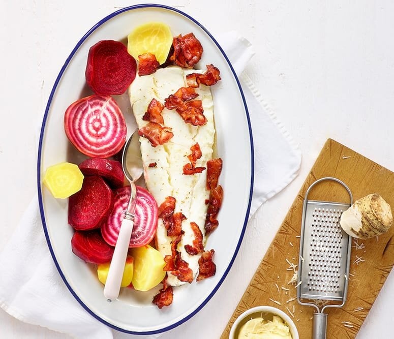 Ugnsbakad skreirygg med rödbetor, knaperstekt bacon och pepparrotssmör