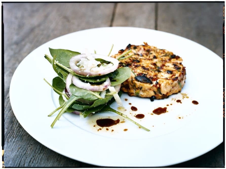 Grillad tartar av lax med soltorkade tomater, oliver och kapris