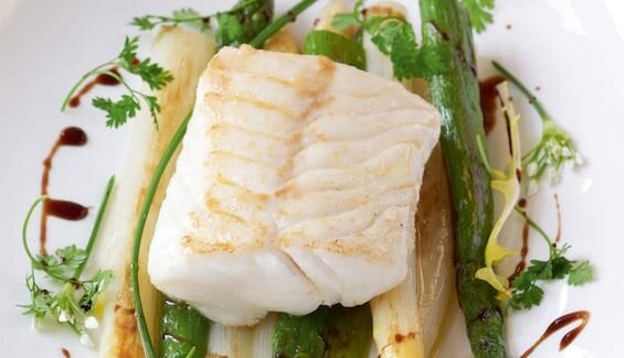 Stekt skrei med två sparrissorter i brynt smör