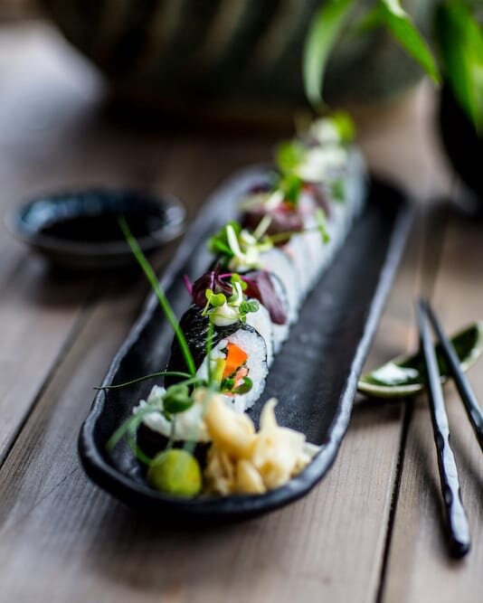 Sotad laxmaki med avokado och picklad morot