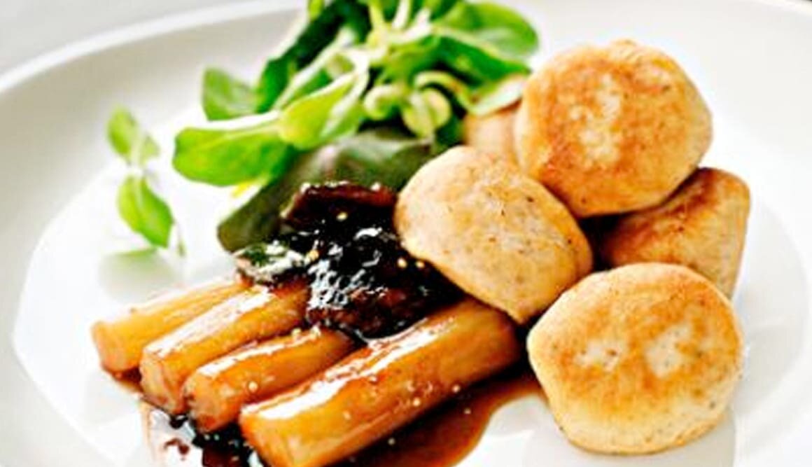 Laxbullar med fikon- och svartvinbärskaramelliserade svartrötter