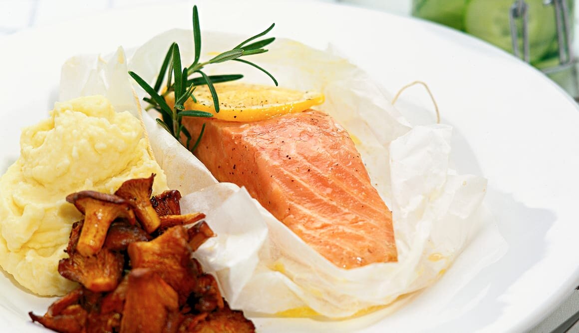 Litet laxpaket med potatispuré och kantareller   