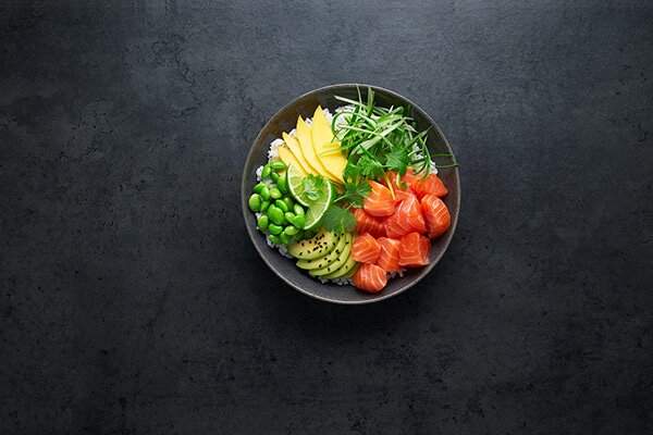 Enkel poké bowl med norsk lax