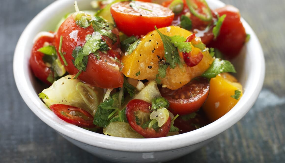Tomatsallad med lime, chili och koriander