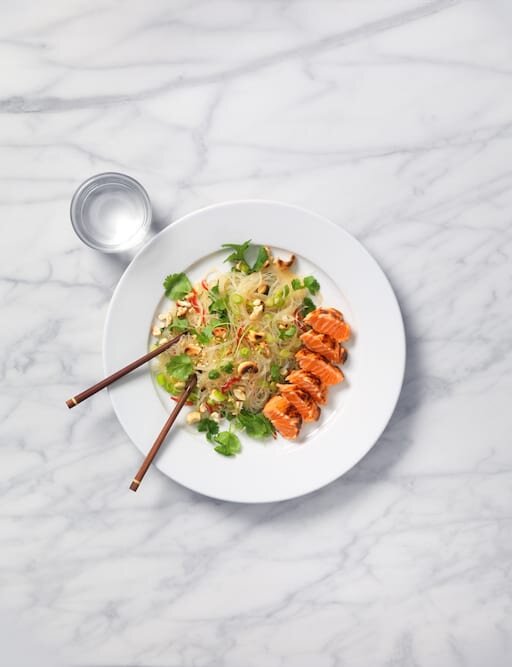 Tataki med lax och glasnudelsallad