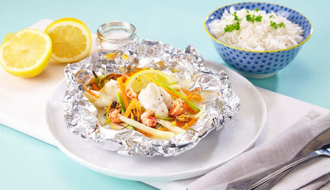 Rödspätta i folie med grönsaker och skaldjur
