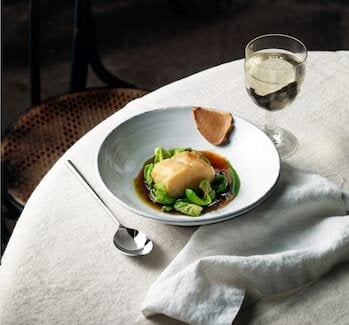 Skrei pocherad i vitlöksbuljong med brysselkål