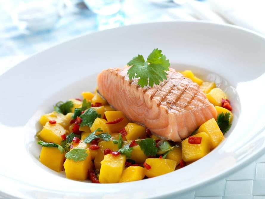 Grillad lax med mango, lime, chili och koriander