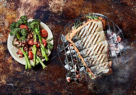 Stek av lax med rostad broccolisallad