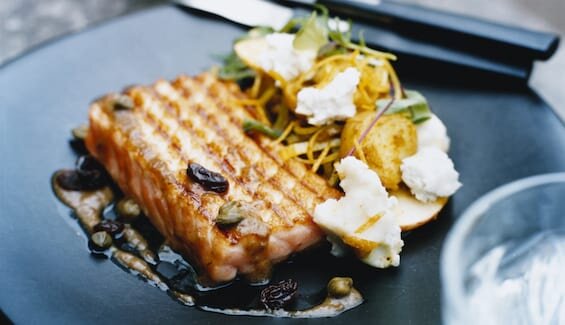 Grillad lax med sallad av curry, äpple, potatis och getost