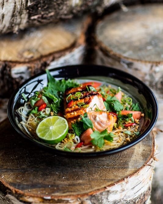 Grillad lax med sirapsteriyaki och marinerade glasnudlar