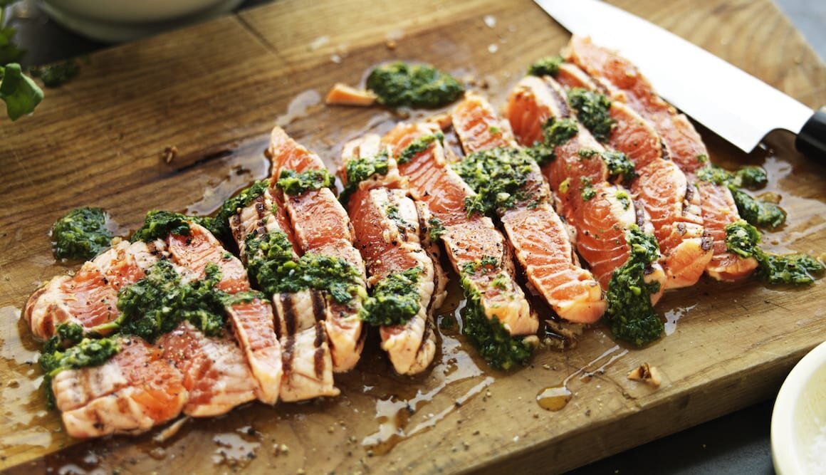 Lättgrillad lax i tunna skivor med chimichurri