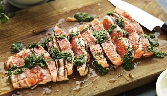 Lättgrillad lax i tunna skivor med chimichurri