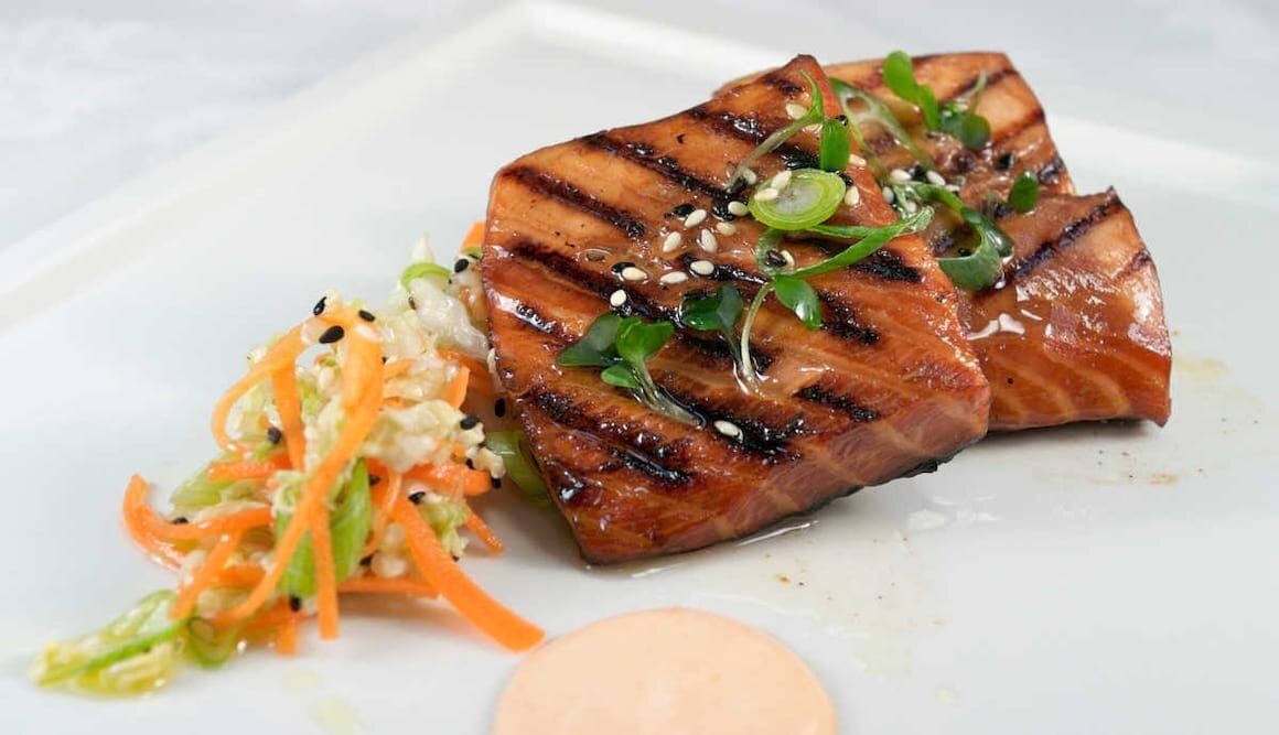 Teriyakimarinerad Norsk Lax med kålsallad och chilimajonnäs