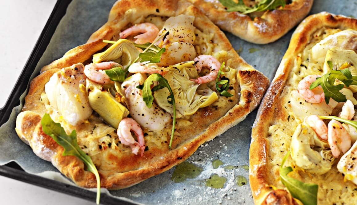 Skeppsbröd med norsk torsk och räkor