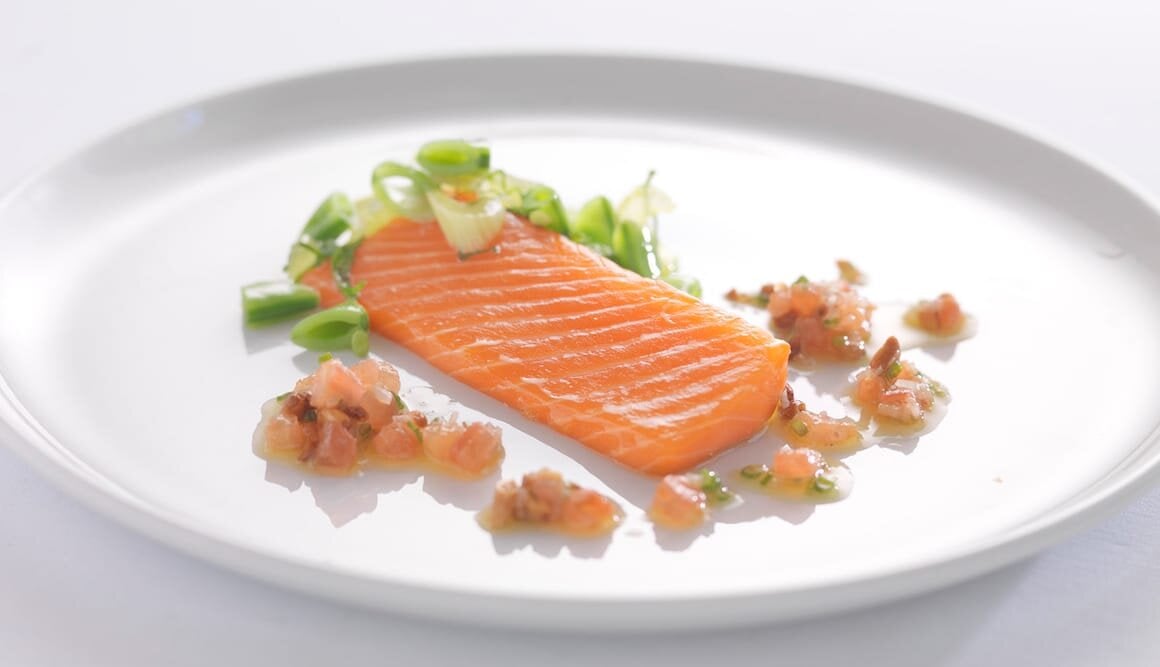 Norsk fjordörret med tomatkompott och grönsaker