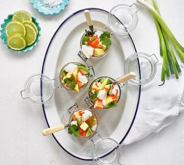 Ceviche på skrei med tropiska frukter, chili och färsk koriander