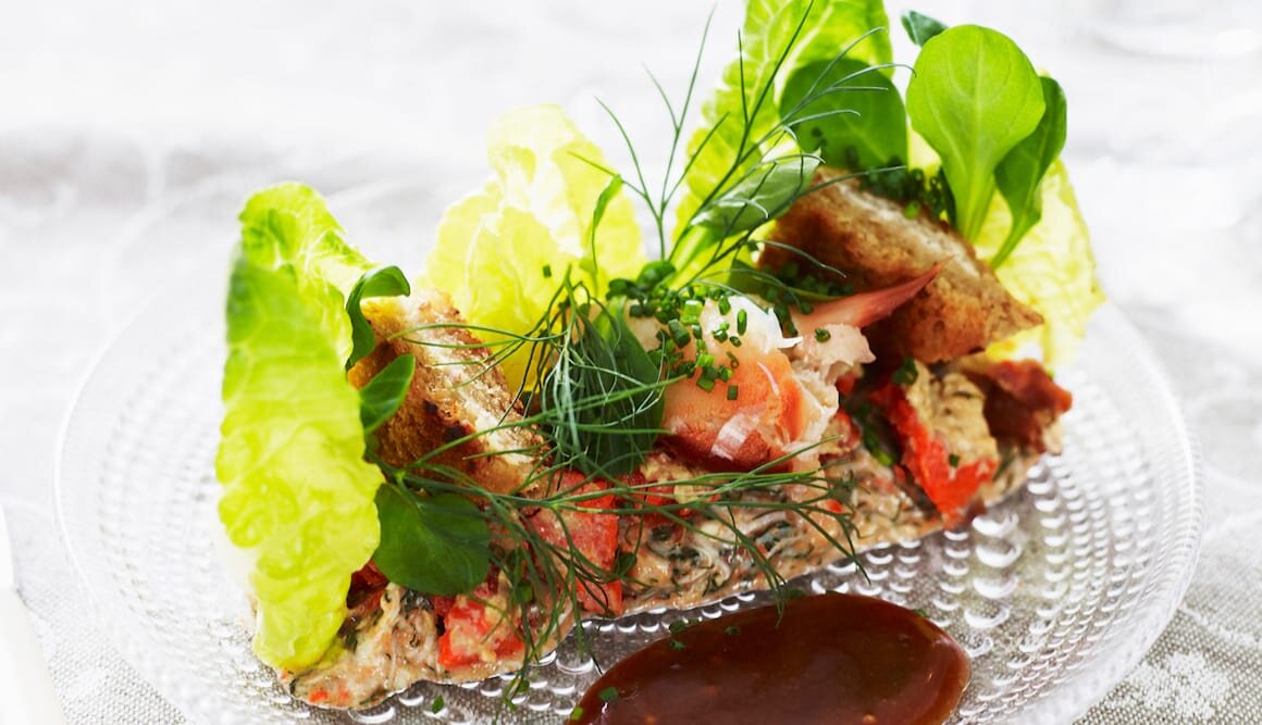 Krabbsallad med mörk senapssås och toast västerbotten