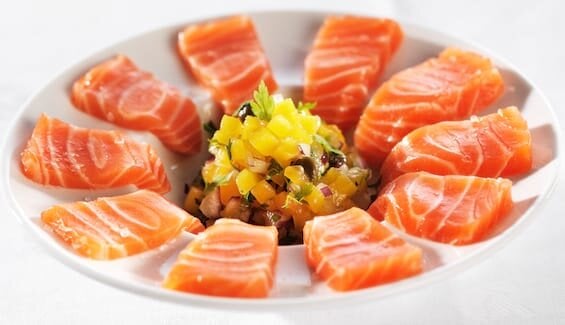 Ceviche på norsk fjordörret med mango- och kaprissalsa