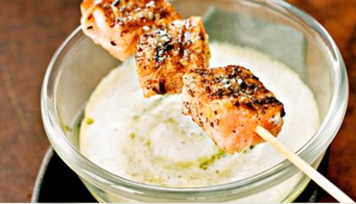 Grönkålscappuccino med muskotgnocchi och laxspett 