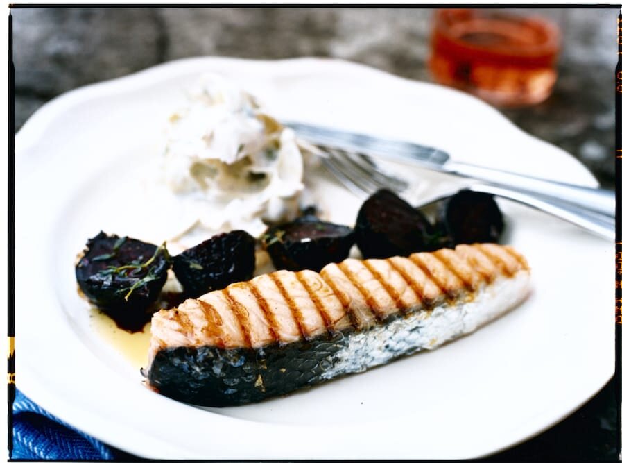 Grillbakad lax med fänkålstzatziki och foliebakade rödbetor