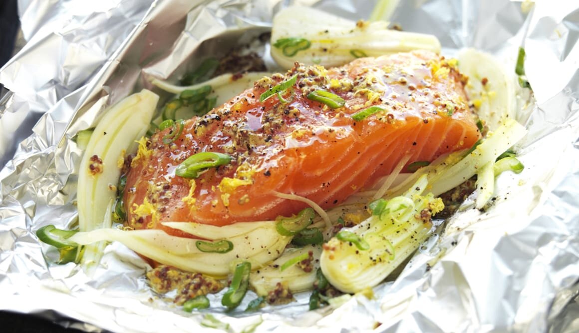 Lax i foliepaket med färsk lök, fänkål och senap