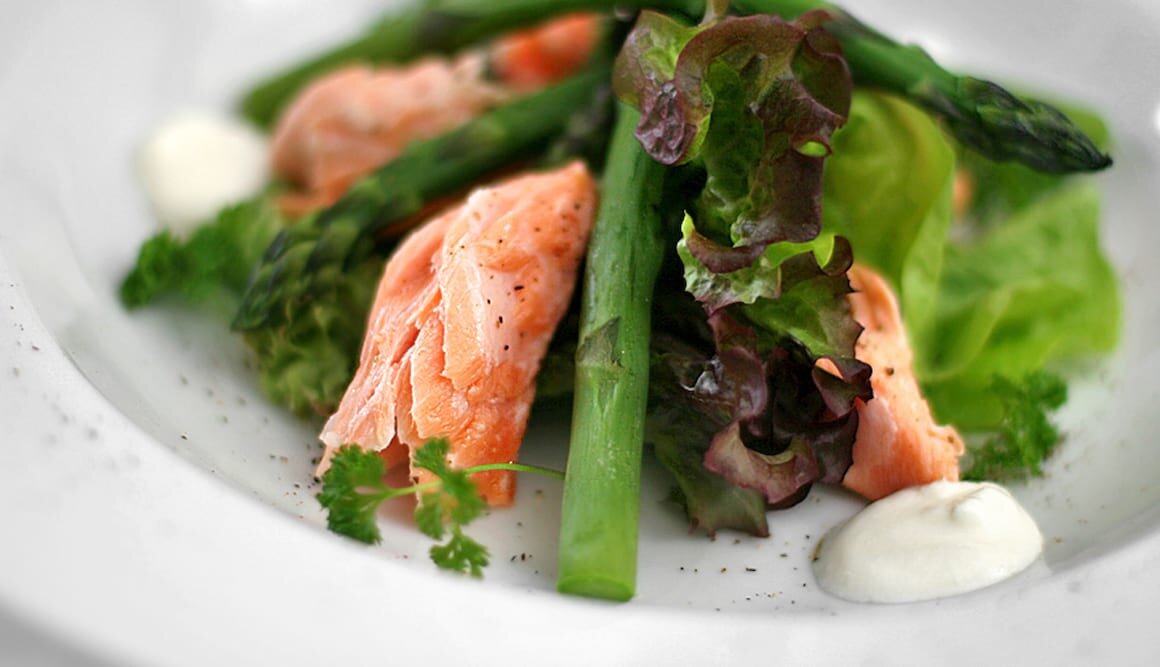 Grönsallad med kokt lax