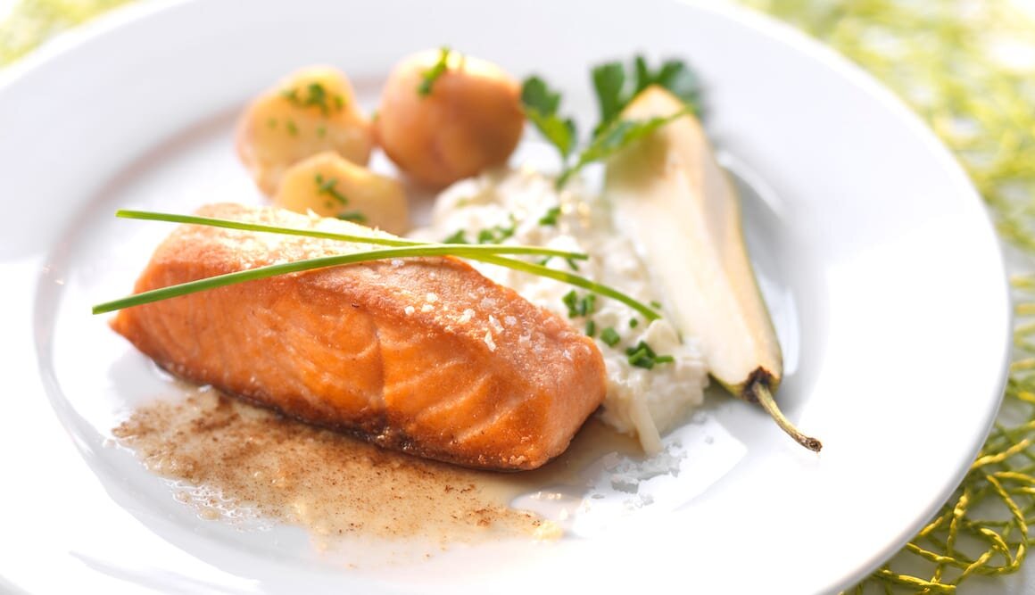 Stekt lax med päronsallad