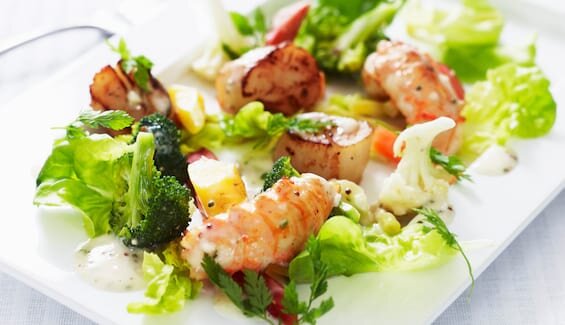 Ljummen sallad med norska pilgrimsmusslor och havskräftor med Nobisdressing