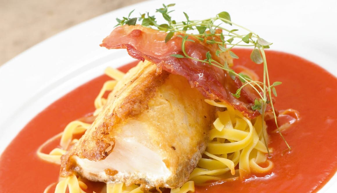 Stekt skrei med serranoskinka, tomatsås och pasta