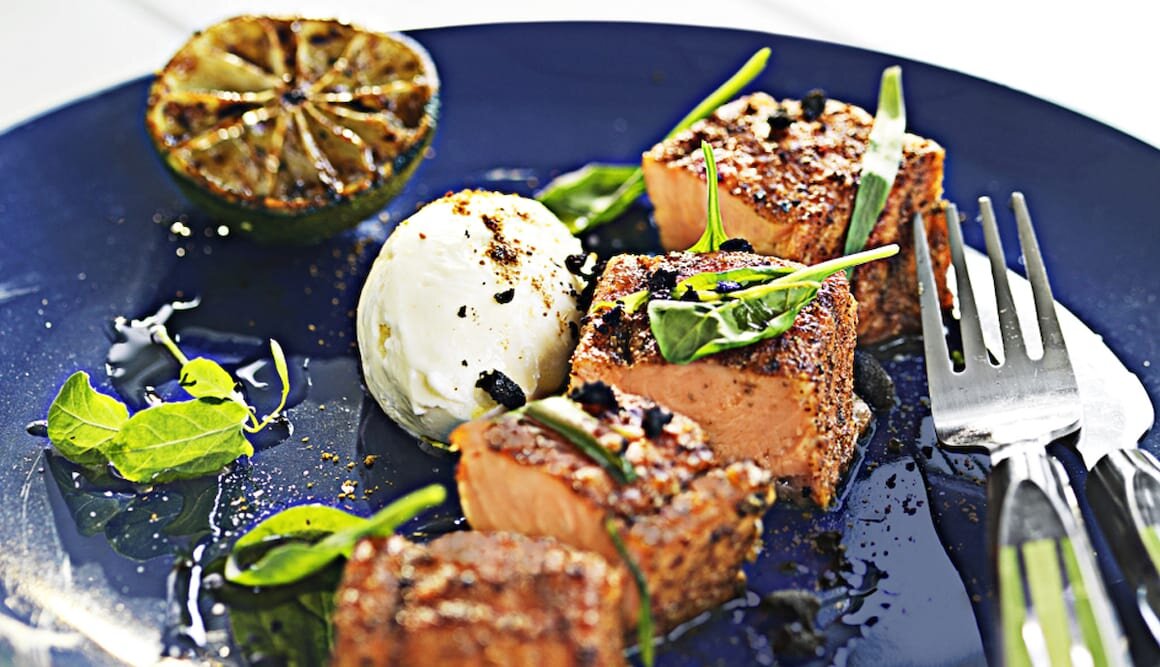 Rostad fänkålslax, getostdipp och torkade oliver