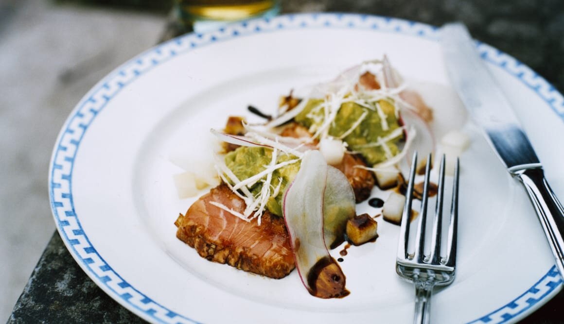 Lättgrillad lax med avokado, mango och soja