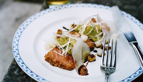 Lättgrillad lax med avokado, mango och soja