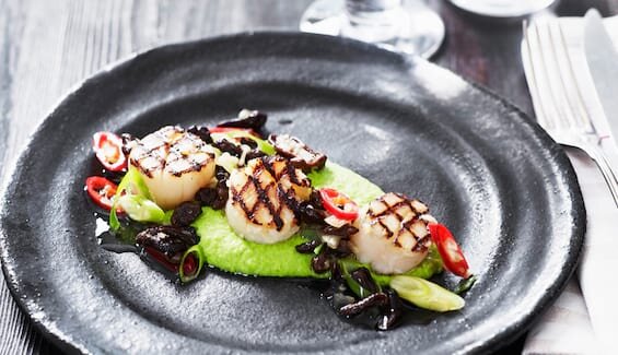 Grillade norska pilgrimsmusslor med grönärtscrème och karljohansvamp-vinegrette