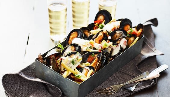 Norska blåmusslor med Provencalegarnityr