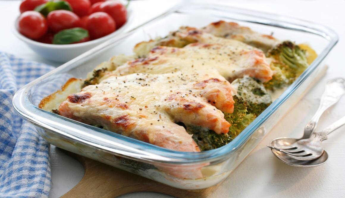 Lax och broccoli i form