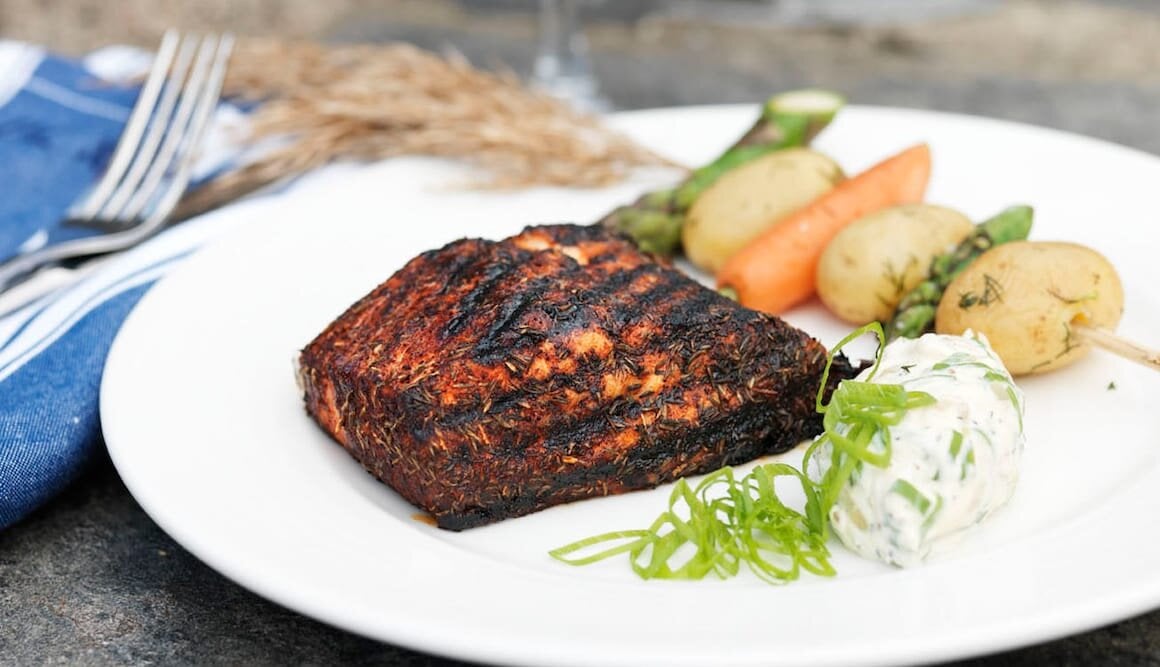 Sotgrillad lax med rostad vitlöks-créme fraîche