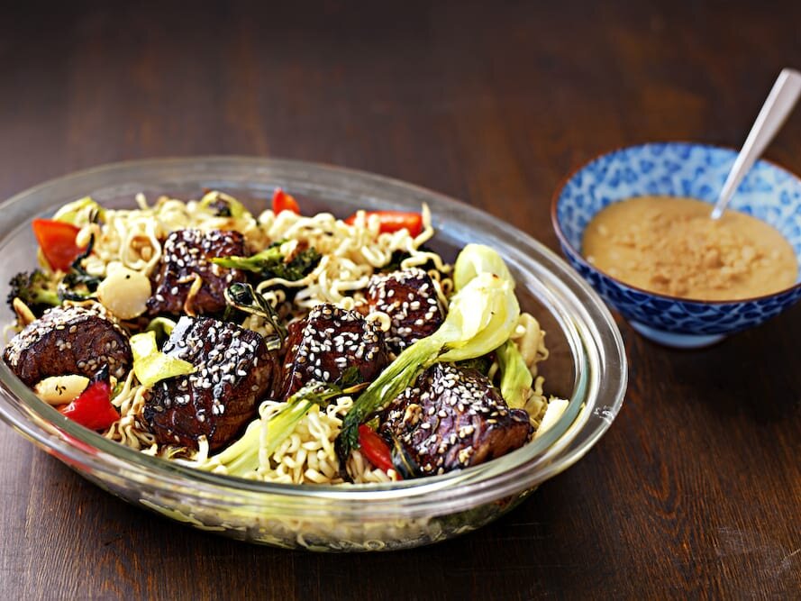 Sesamlax på asiatisk grönt