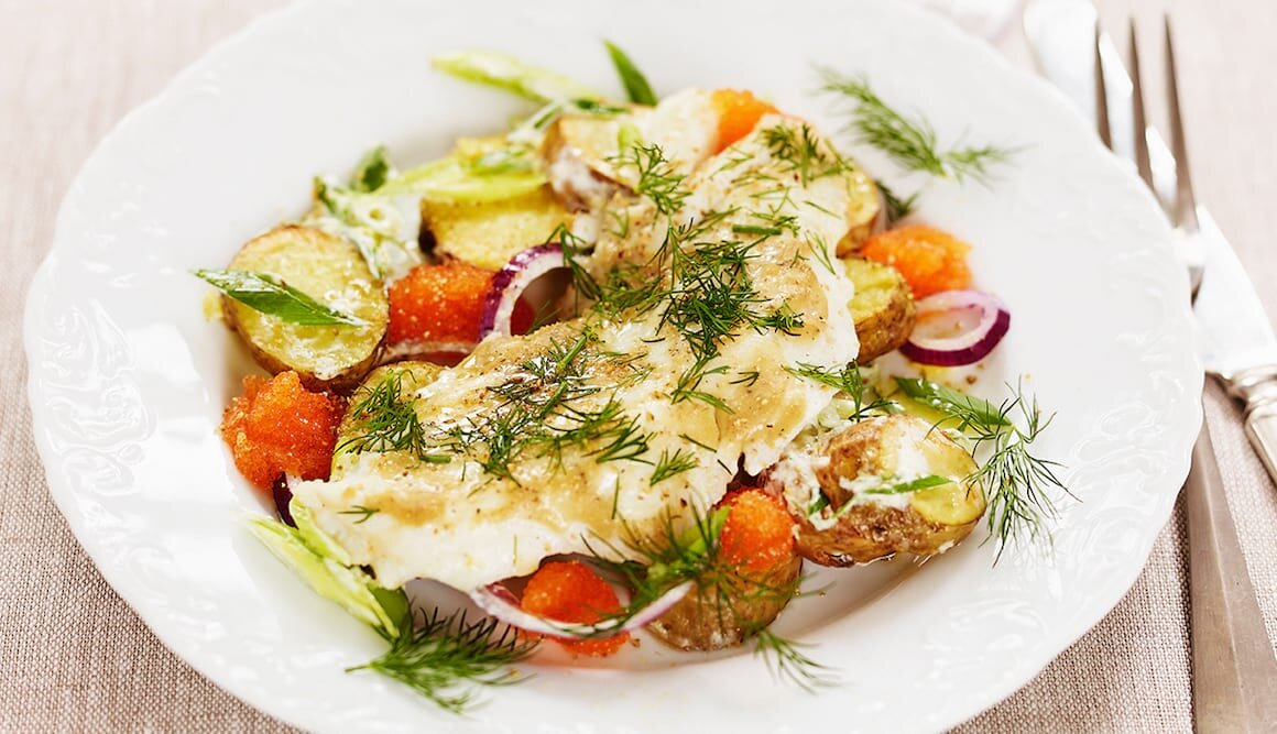 Smörbakad skrei med mandelpotatis, löjrom och dill
