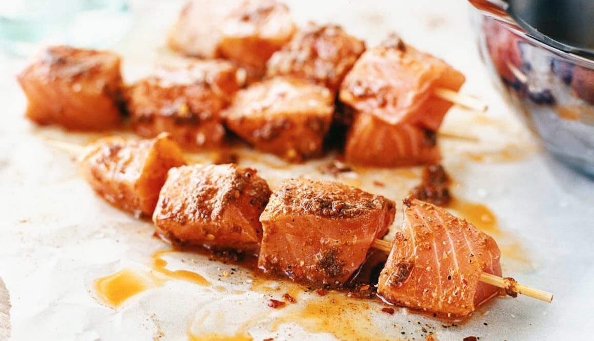 Tandoorikryddade laxspett med myntayoghurt