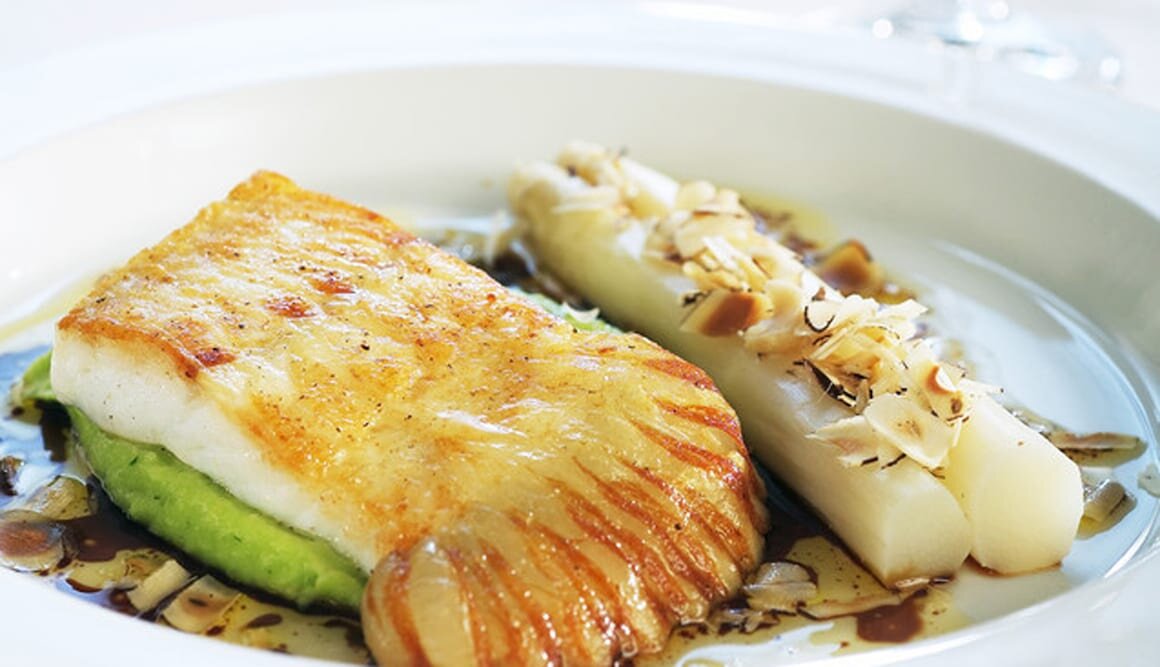 Stekt norsk piggvar med vit sparris, soja- och hasselnötsky 