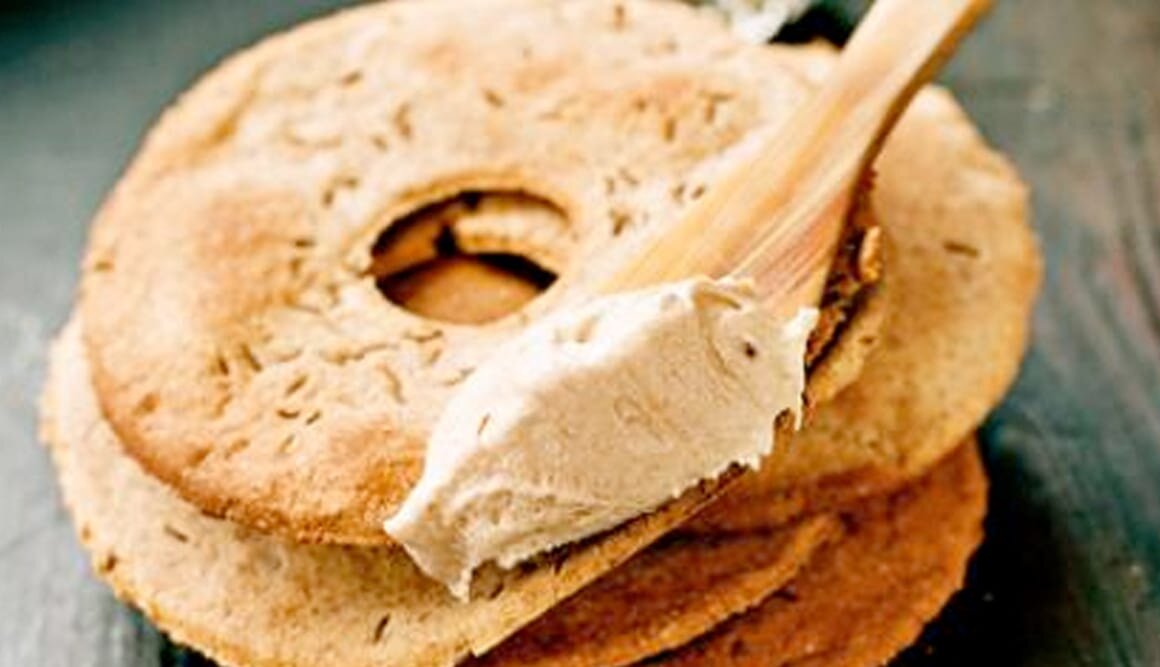 Kumminkryddat knäckebröd med brynt vispat smör