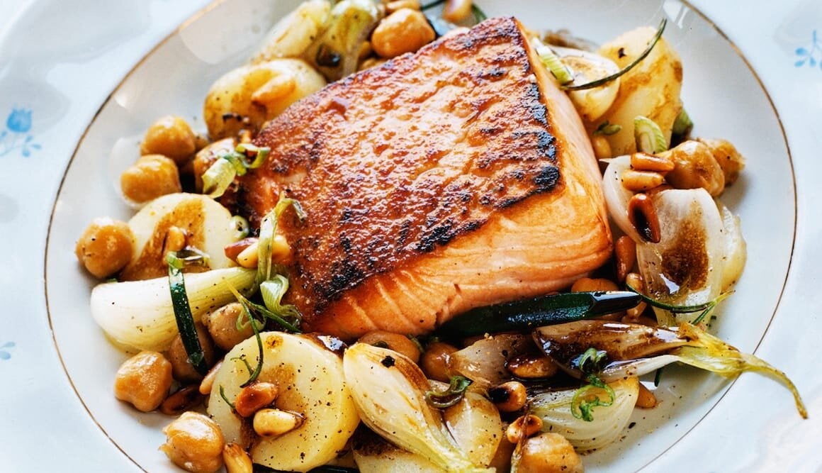 Halstrad lax med rostade pinjenötter