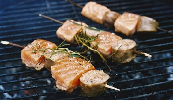 Grillad lax på spett med chorizo och vita bönor