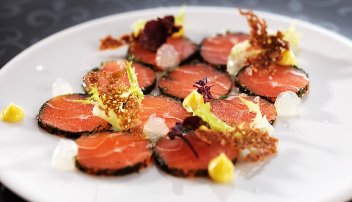 Carpaccio av norsk fjordörret med äggsås