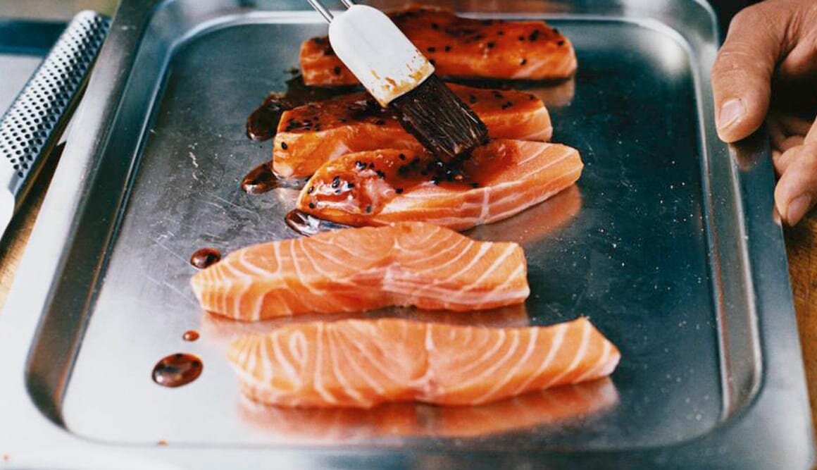 Asiatisk barbeque-lax med ingefära, vitlök och sesamfrön