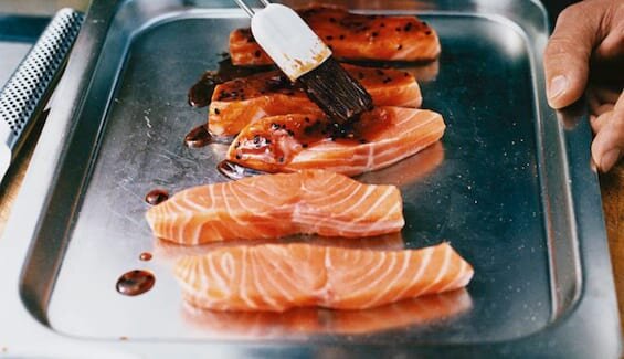 Asiatisk barbeque-lax med ingefära, vitlök och sesamfrön