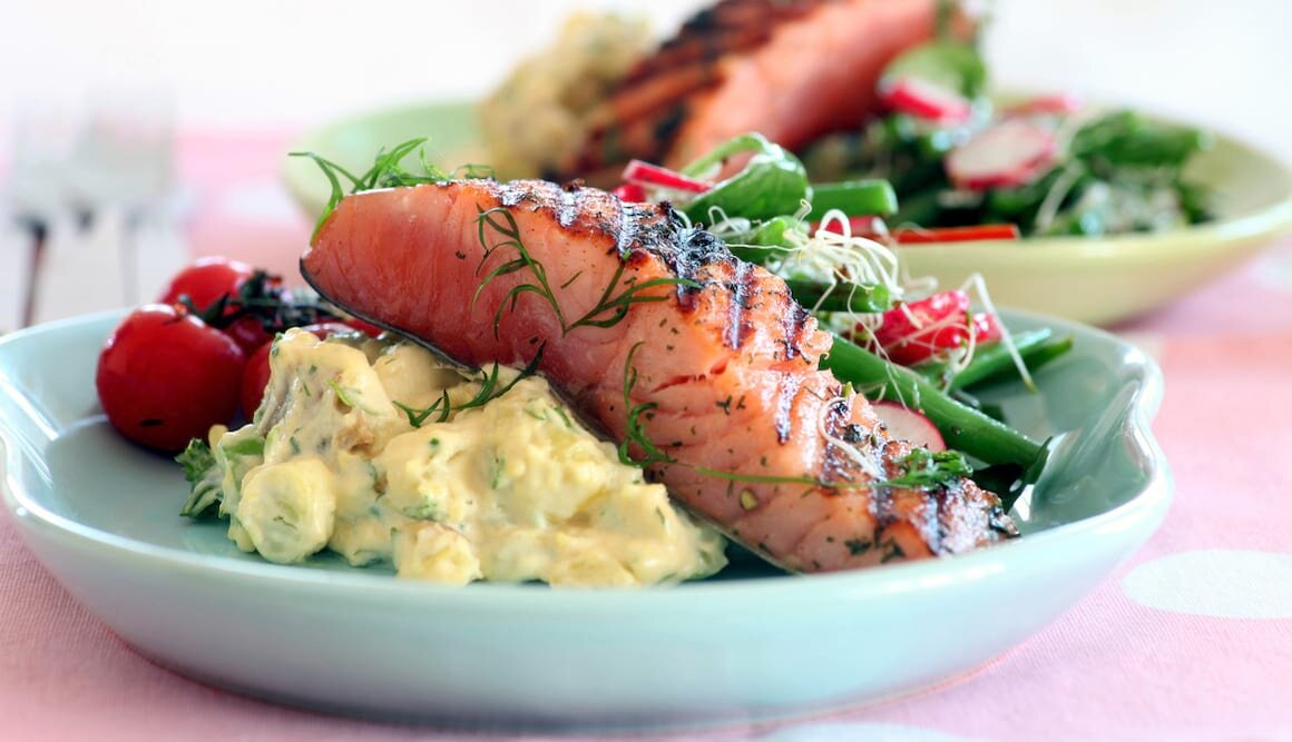 Grillad gravlax med varm mandelpotatissallad